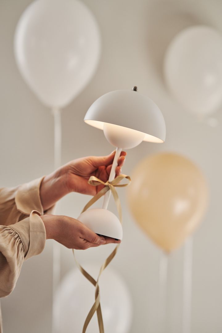Ge bort en portabel bordslampa - här Flowerpot VP9 från &tradition, en tidlös designgåva.