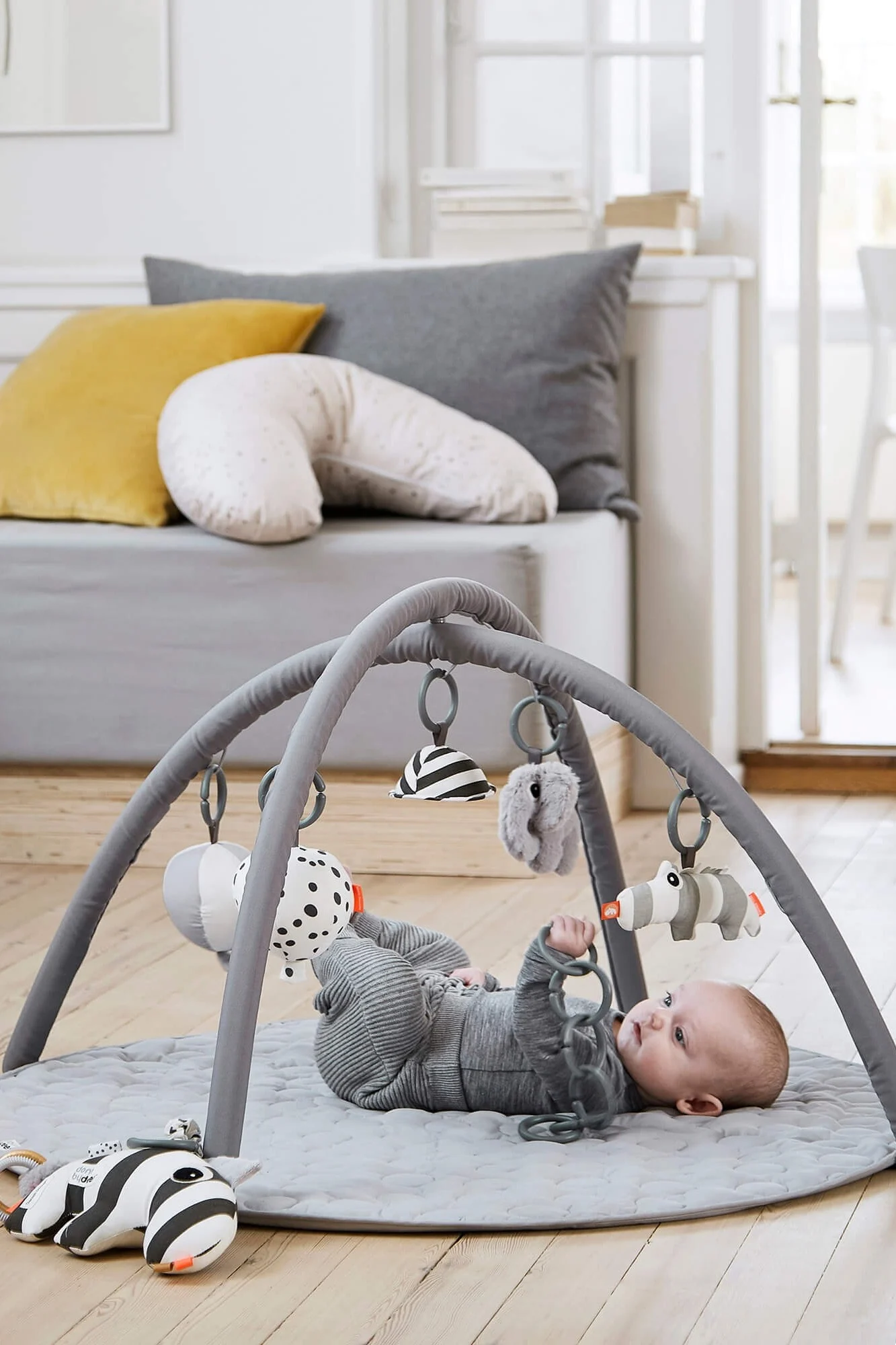 Kalle gosedjur med skallra från Bloomingville är en bläckfisk och den ser inte bara söt ut utan har också en skallra inuti, vilket gör den till ett utmärkt tips när det kommer till presenter till babyshower.