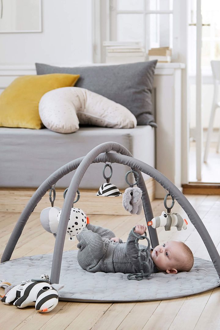 Kalle gosedjur med skallra från Bloomingville är en bläckfisk och den ser inte bara söt ut utan har också en skallra inuti, vilket gör den till ett utmärkt tips när det kommer till presenter till babyshower.