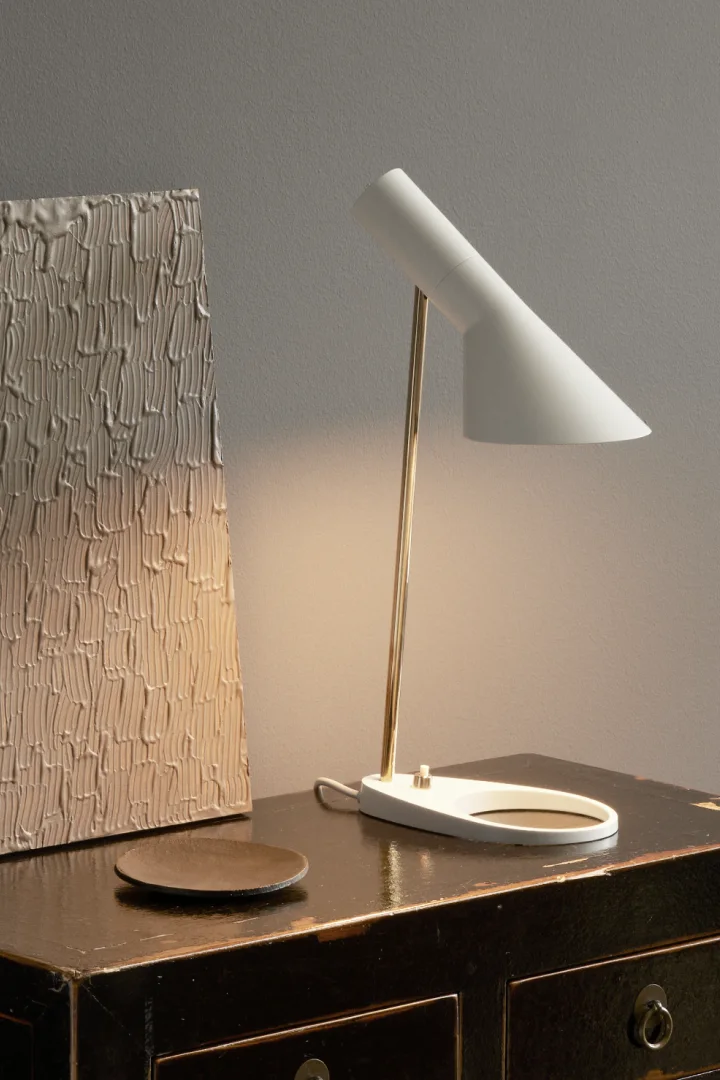 AJ-lampserien av Arne Jacobsen tillhör en av Louis Poulsens mest populära och ikoniska belysningsserier. I samband med varumärkets 150-årsjubileum lanseras en kollektion som går i vitt och ljusrosa. Här AJ borslampa.