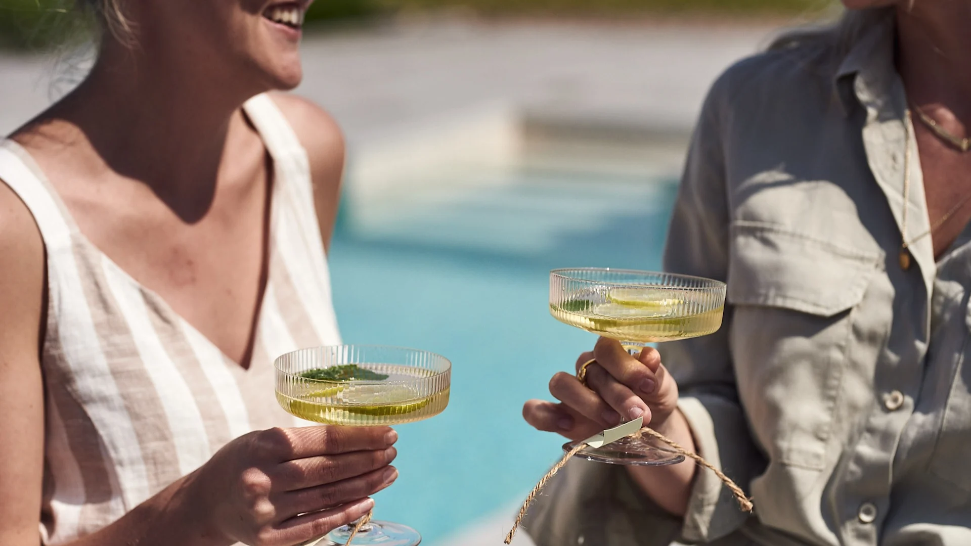 Det skålas för en lyckad trädgårdsfest med champagneglasen Ripple från Ferm Living. 