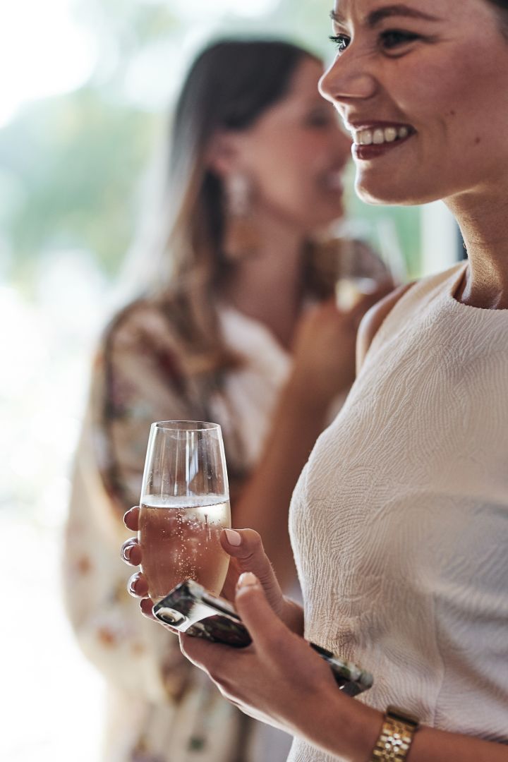  Välkomstdrink på festen serveras ur champagneglas från Riedel. 