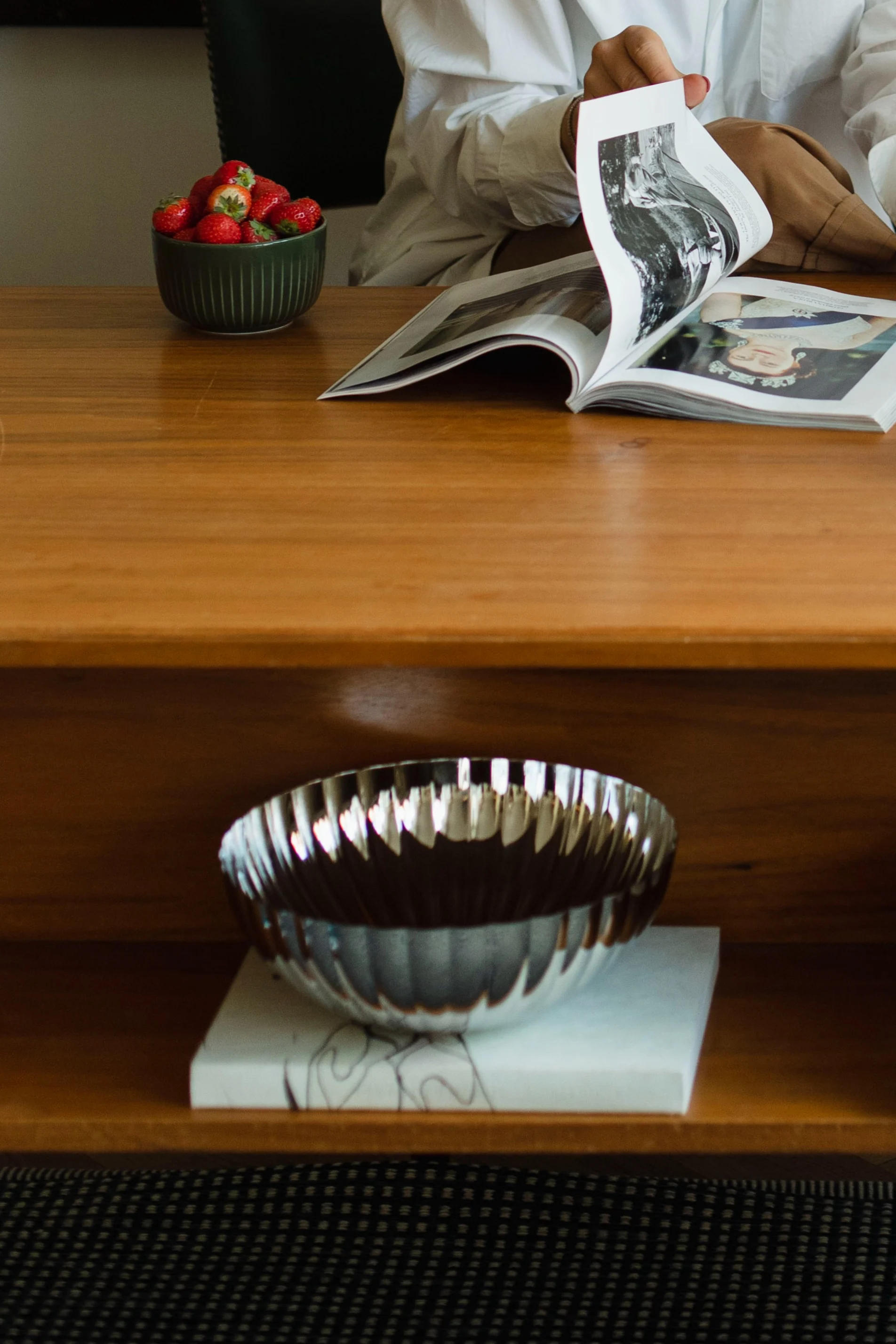 Tidlösa designklassikern Bernadotte skål i rostfritt stål från Georg Jensen hemma hos Ebba Kleberg von Sydow.