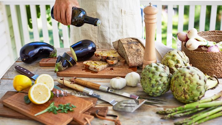 Till sommarlunchen har köket flyttats ut till ett sidobord där bröd och grönsaker serveras och förbereds