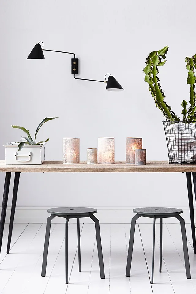 Med sina två svängbara armar är Club vägglampa från House Doctor en perfekt läslampa för vardagsrummet.