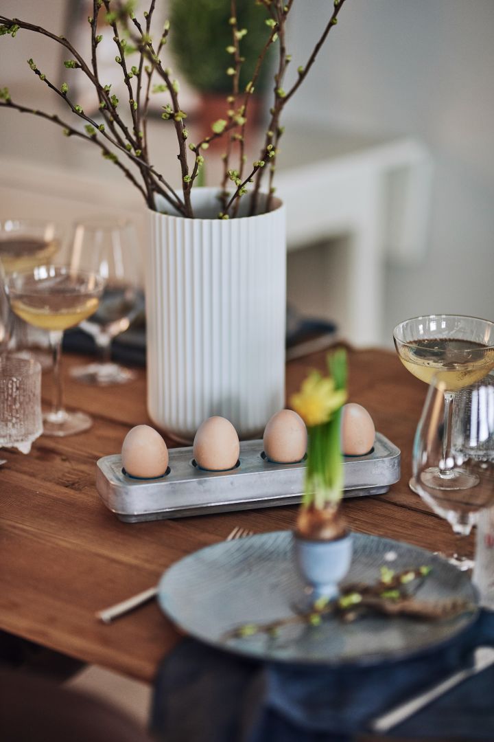 Naturfärgade ägg i den klassiska ljusstaken Stumpastaken är ett lekfullt tips till påskdukningen. 