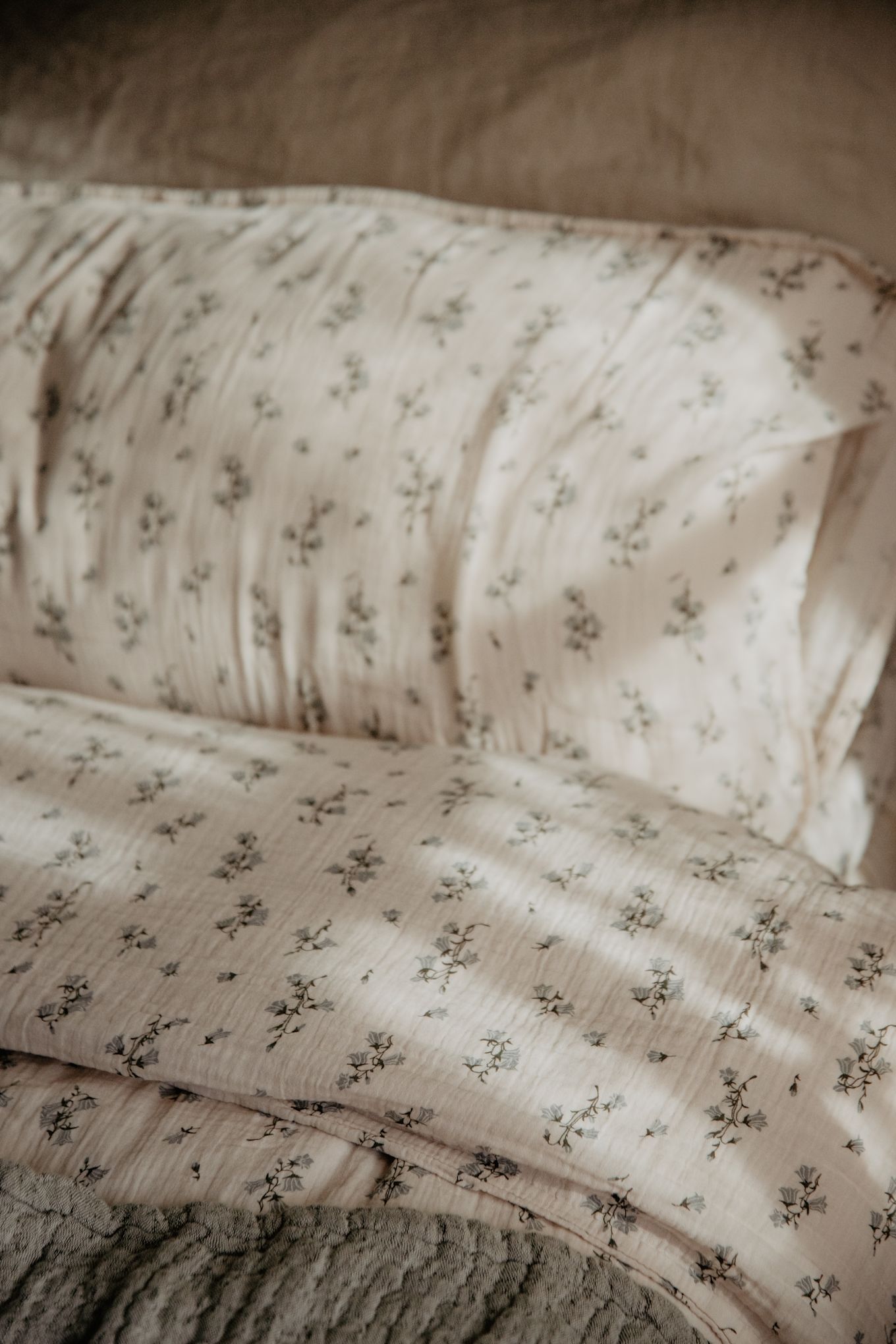 Bluebell bäddset från Garbo & Friends är ett mjukt påslakan med matchande örngott i muslin, tillverkat i ren bomull. Det romantiskt blommiga bäddsetet passar perfekt att ge bort i bröllopspresent till ett brudpar.