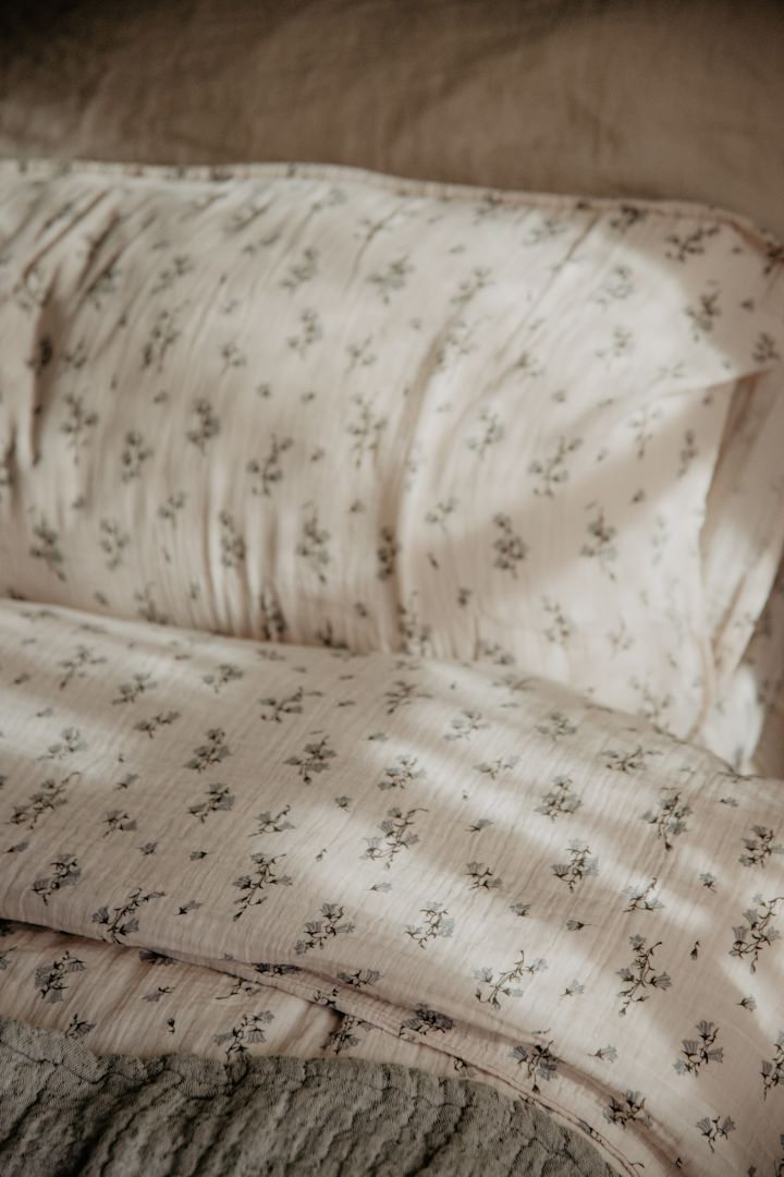 Bluebell bäddset från Garbo & Friends är ett mjukt påslakan med matchande örngott i muslin, tillverkat i ren bomull. Det romantiskt blommiga bäddsetet passar perfekt att ge bort i bröllopspresent till ett brudpar.