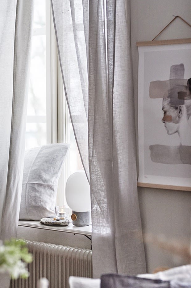 Dekorera din matplats med Himla gardiner, JWDA lampa i fönstret och Anna Bulow poster på väggen för harmoniskt uttryck! 