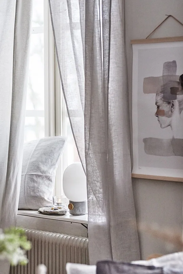 Dekorera din matplats med Himla gardiner, JWDA lampa i fönstret och Anna Bulow poster på väggen för harmoniskt uttryck!