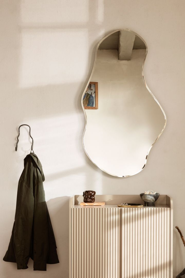 Inred med speglar för ett lyxigt hem - här är Pond spegel från Ferm Living i en lekfull form som ger ditt badrum en trendigt känsla.