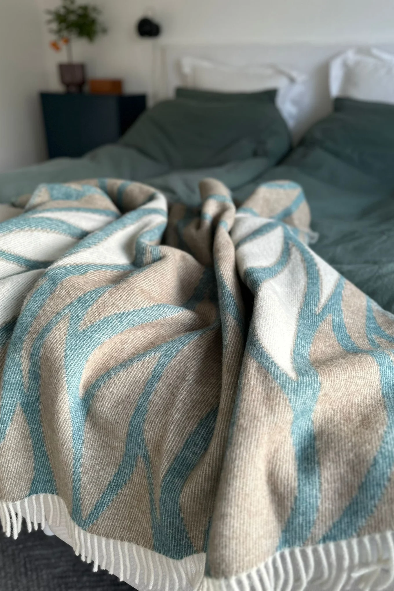 Smaragdgrönt och teal kommer att vara en stor trend inom interiörfärger 2026. Här ser du en smaragdgrön filt från Classic Collection.