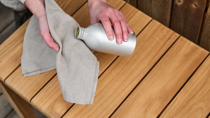 Utebänk i teak oljas in - skötselråd på Nordic Nest. 