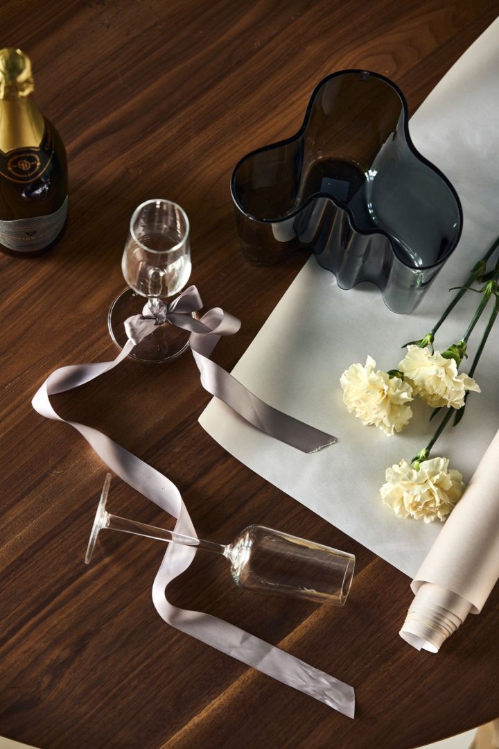 Essence champagneglas från Iittala är perfekt att ge som bröllopdag-present. Kombinera dem med Alvar Aaltos vas för att skapa ett fint presentkit.