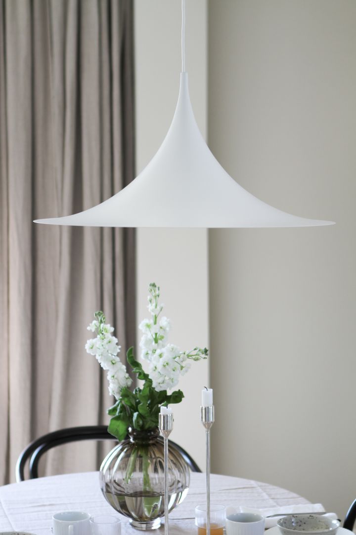 Lys upp din vardag med Semi taklampa i vitt som är ett belysningstips för hemmet från ikoniska GUBI. Foto: @moeofsweden