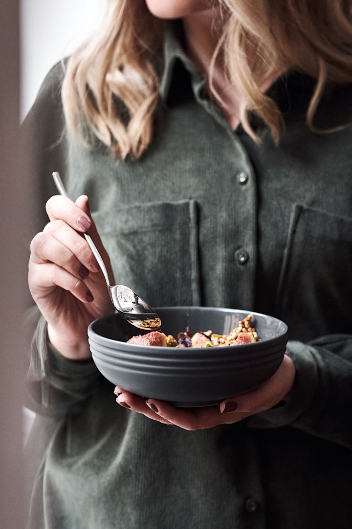 Grå frukostskål från NRJD är bra tips på studentpresent då den är mångsidig och är perfekt att börja skapa ett hem med. Här med musli i. 