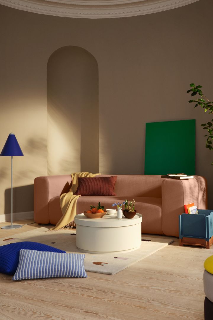 Färgglatt vardagsrum med möbler i trendfärgerna koboltblå, gult, persiko och grönt. 