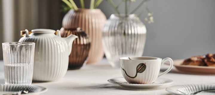 Vaser, dricksglas, Poppy tekanna och tekopp med fat från Hammershøi-serien från Kähler till fikat.