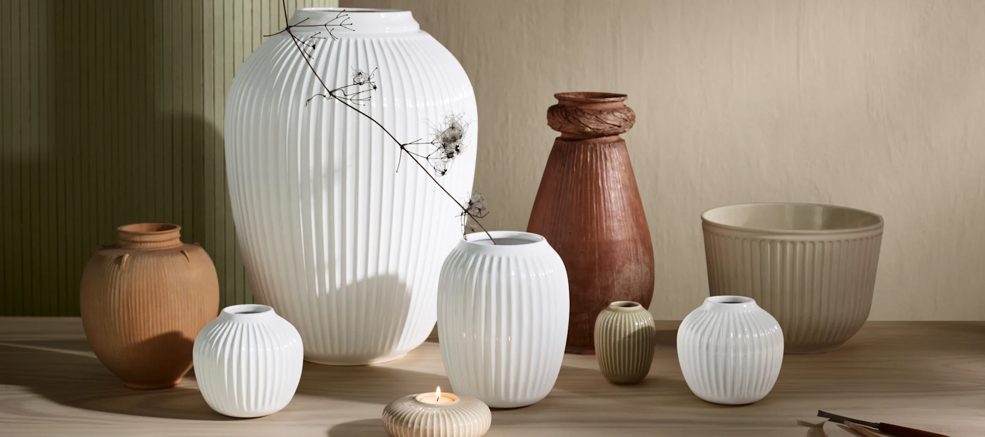 Vaser, dricksglas, Poppy tekanna och tekopp med fat från Hammershøi-serien från Kähler till fikat.