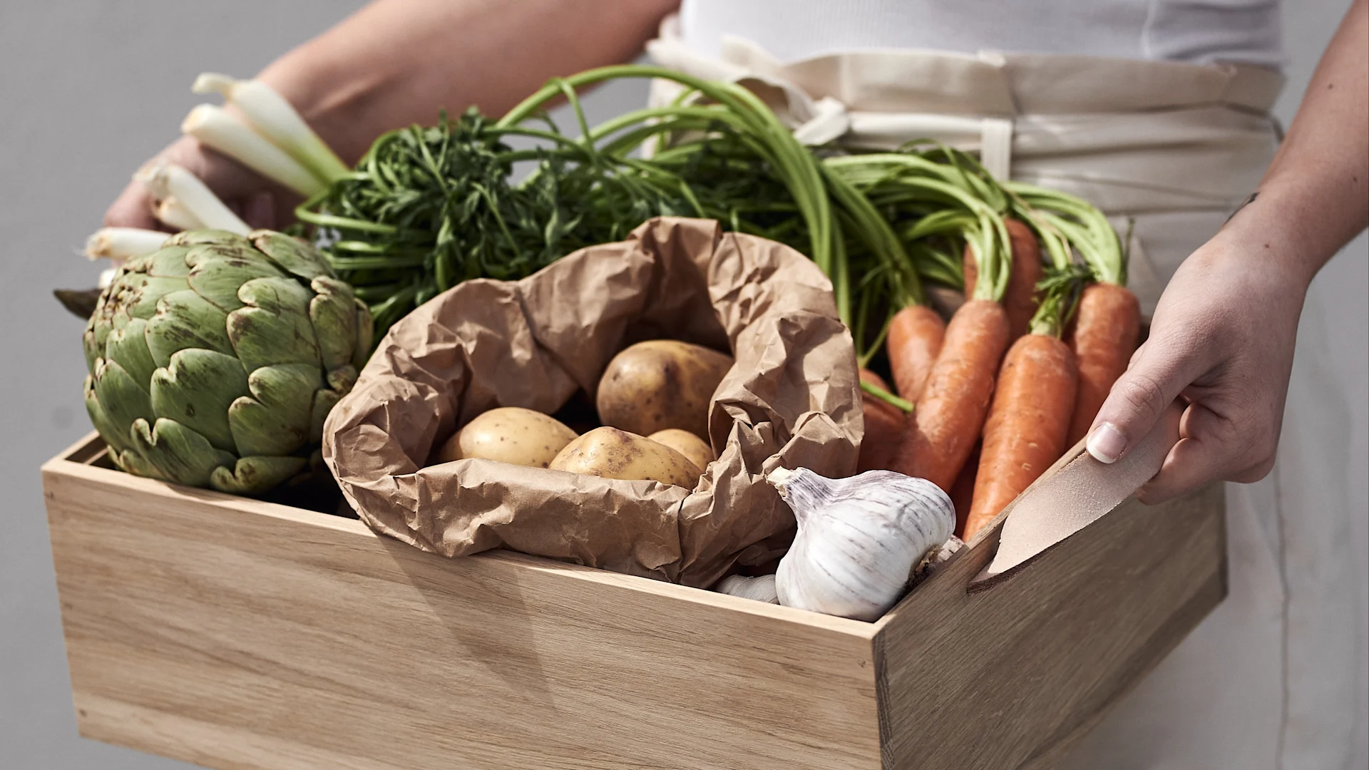 Norr brödbox i trä från Skagerak är både snygg och smart för ditt utekök för att bära godsaker i.