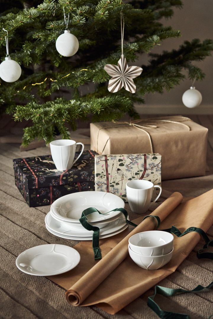 Ge bort ett set med det klassiska porslinet Pli Blanc från Rörstrand i ett gåvoset till porslinsälskaren.
