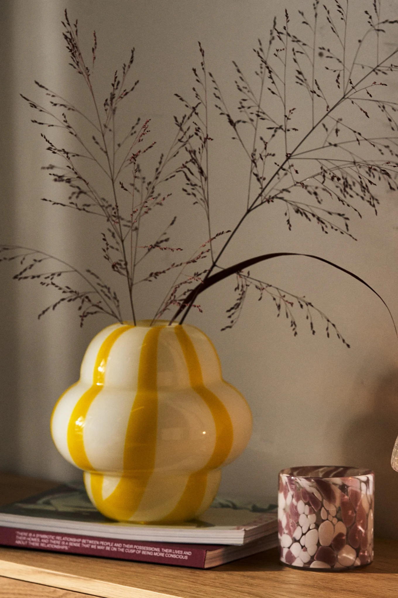 Ett tips på julklapp är Curlie vas i vitt och gul randigt från BYON. 