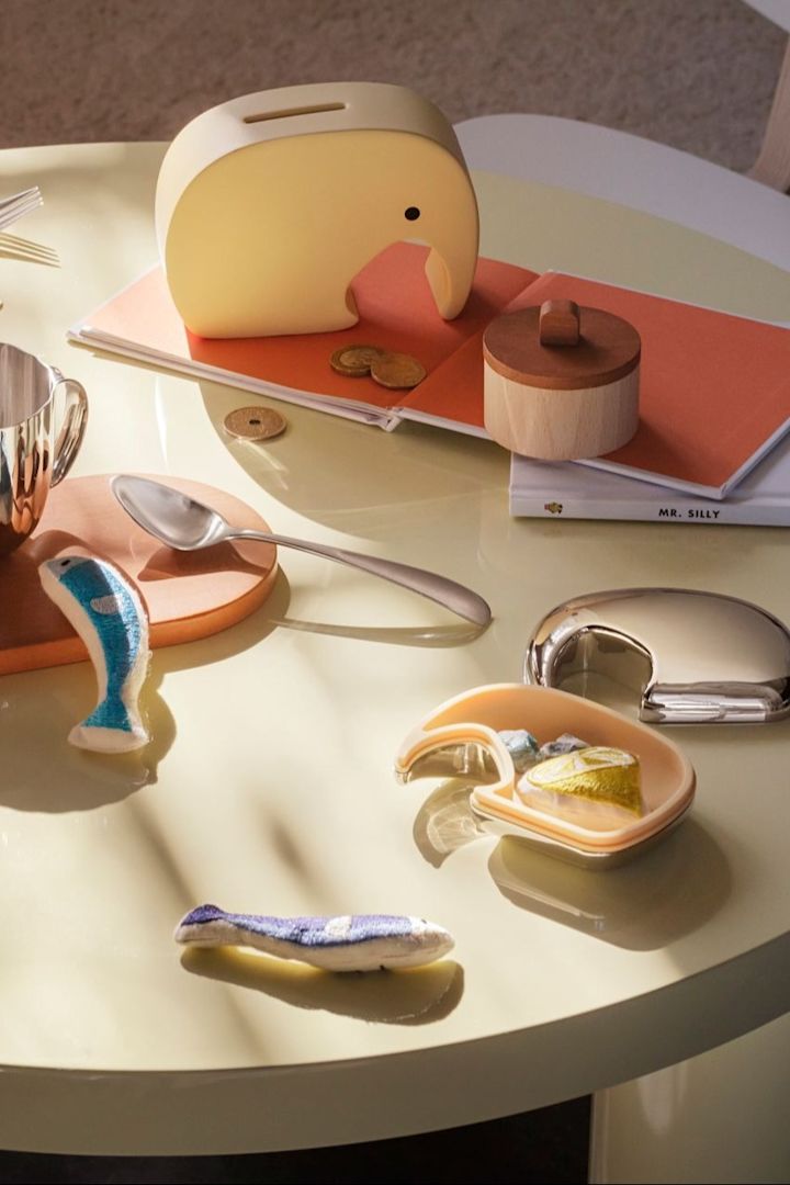 Pengar är också en populär present till en babyshower. Förpacka dem fint i den gula sparbössan Miniphant från Georg Jensen, som är både praktisk och dekorativ.