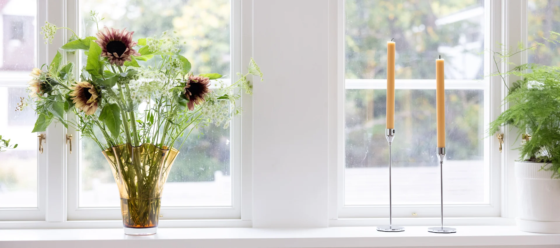 Inreda fönsterbräda – inspiration hemma hos @hannesmauritzson där Arum bordslampa från ferm LIVING och Calore ljuslyktor från Byon skapar en inbjudande känsla.