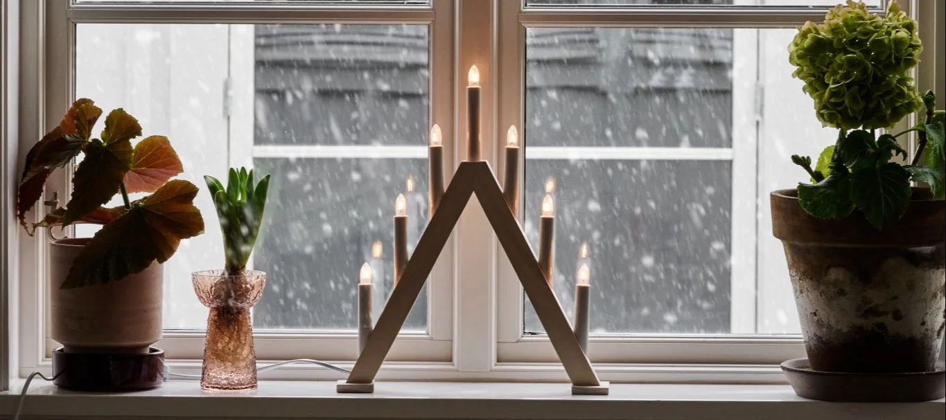 Inreda fönsterbräda – inspiration hemma hos @hannesmauritzson där Arum bordslampa från ferm LIVING och Calore ljuslyktor från Byon skapar en inbjudande känsla.