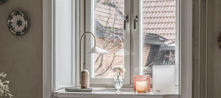 Inreda fönsterbräda – inspiration hemma hos @hannesmauritzson där Arum bordslampa från ferm LIVING och Calore ljuslyktor från Byon skapar en inbjudande känsla.