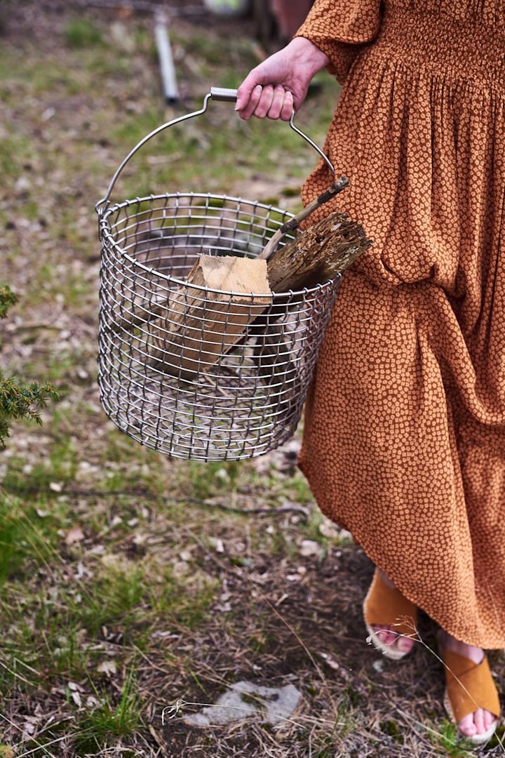 Ved till glampingen plockas och läggs i en Korbo-korg. 