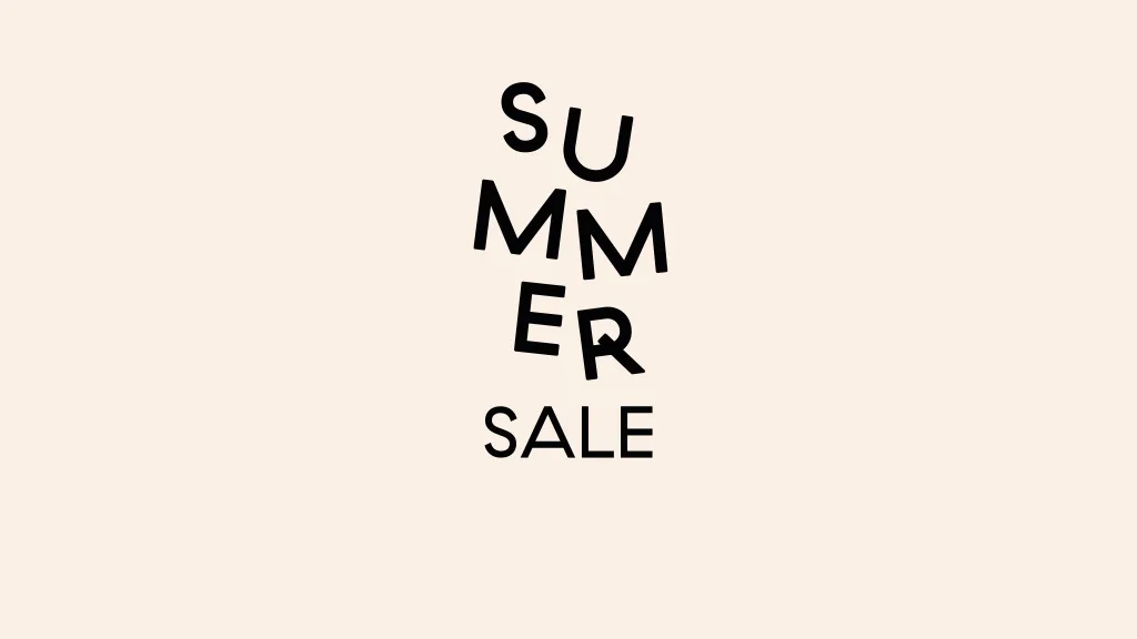 Texten "SUMMER SALE", där "SUMMER" är staplat vertikalt och snett, och "SALE" är nedanför.