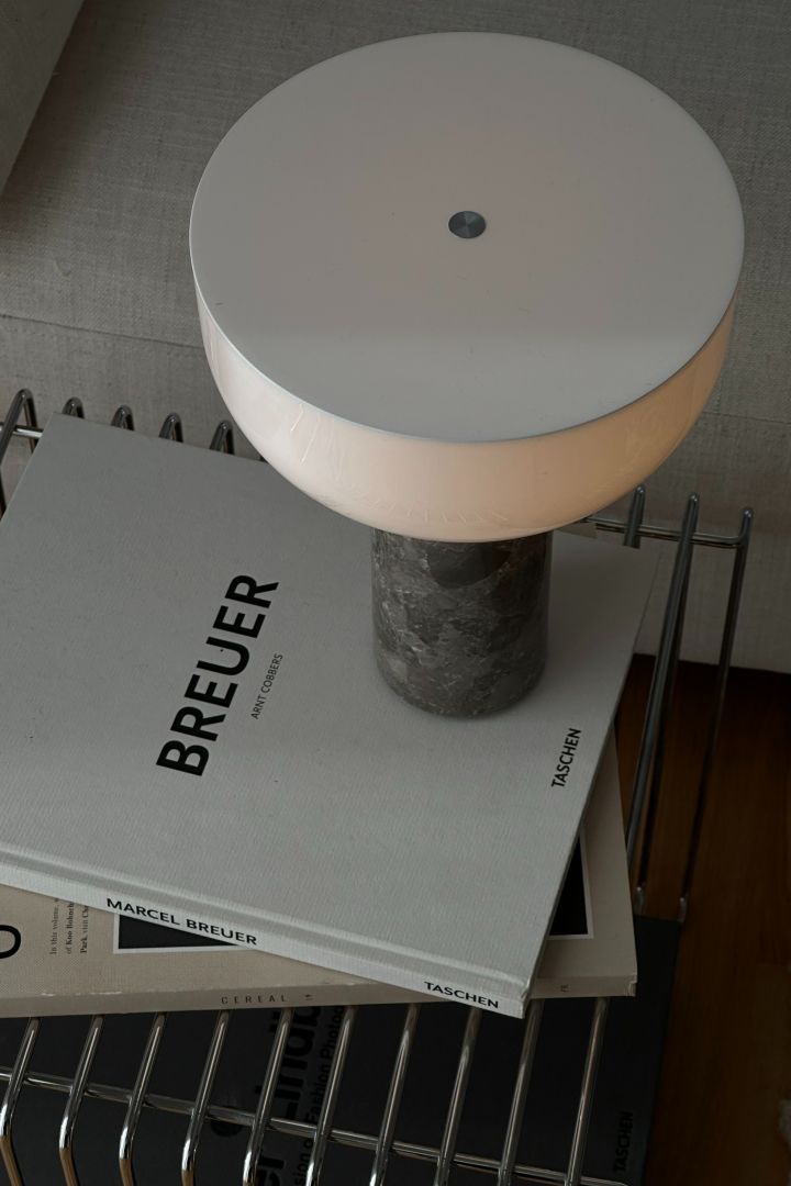Influencern Helena Jonsson @helenas.hem har inrett med minimalistisk inredning i hemmet där Kizu portabla bordslampa bidrar med behagligt sken och mysfaktor.
