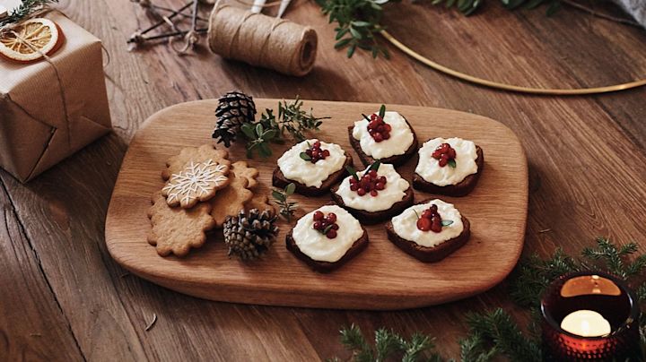 Mjuk pepparkaka med frosting står serverad på en skärbräda - ett sött julrecept att testa i jul. 