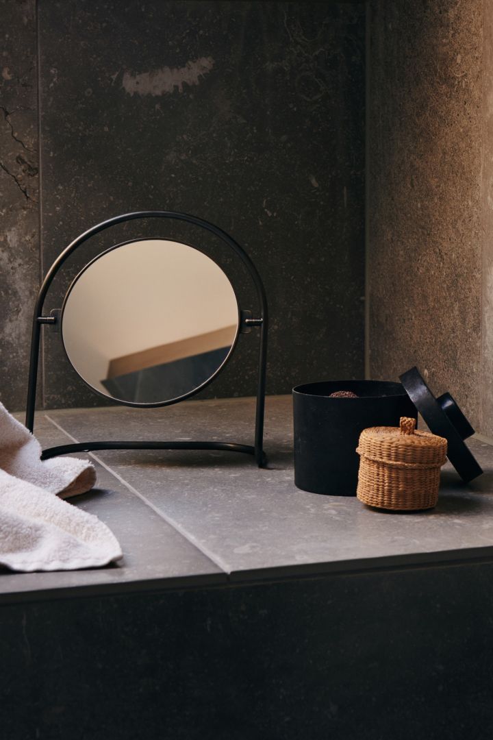 Inred med speglar för ett lyxigt hem - här är Nimbus bordsspegel från Menu med elegant form som ger ditt hem en lyxigare känsla.