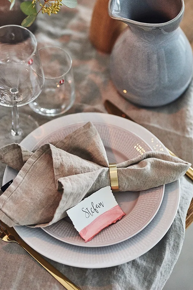 En vårlig festdukning med vitt och rosa porslin från Rörstrands ikoniska serie Swedish Grace.