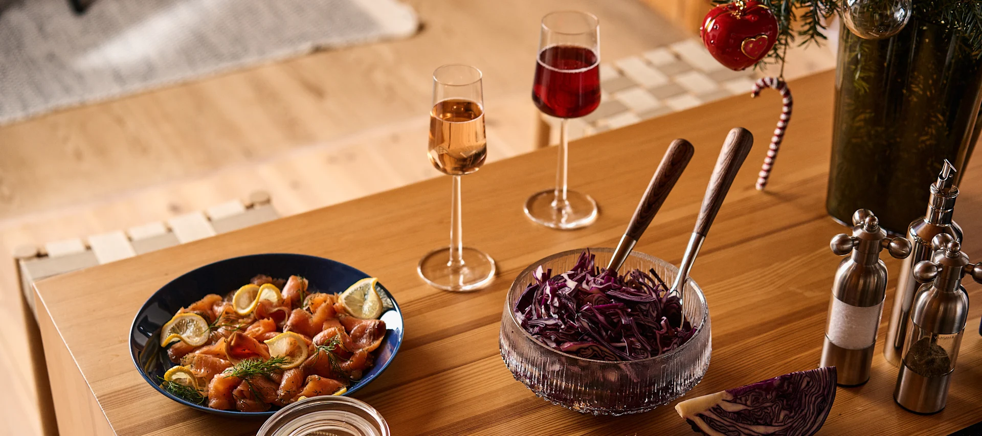 Julmiddag med nära och kära med klassiska recept som rödkålssallad, drinkar och lax. 