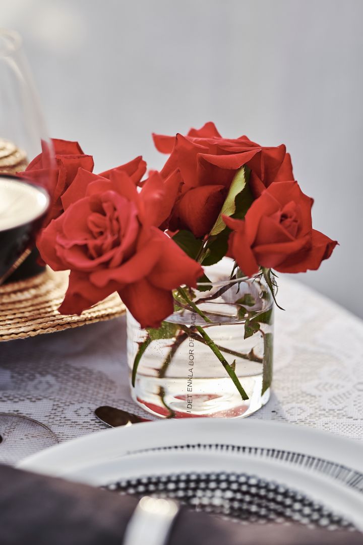 Hänglykta från Ernst blir en fin alternativ vas till de röda vildrosorna, romantiskt och vackert för denna dukning.