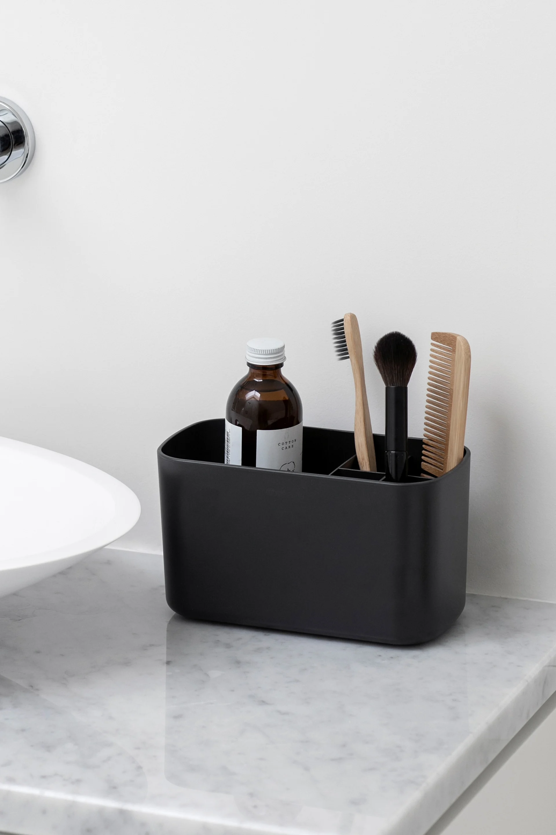 Brabantia ReNew handfatsorganiserare är en smart detalj att inreda litet badrum med för att skapa mer ordning vid handfatet.