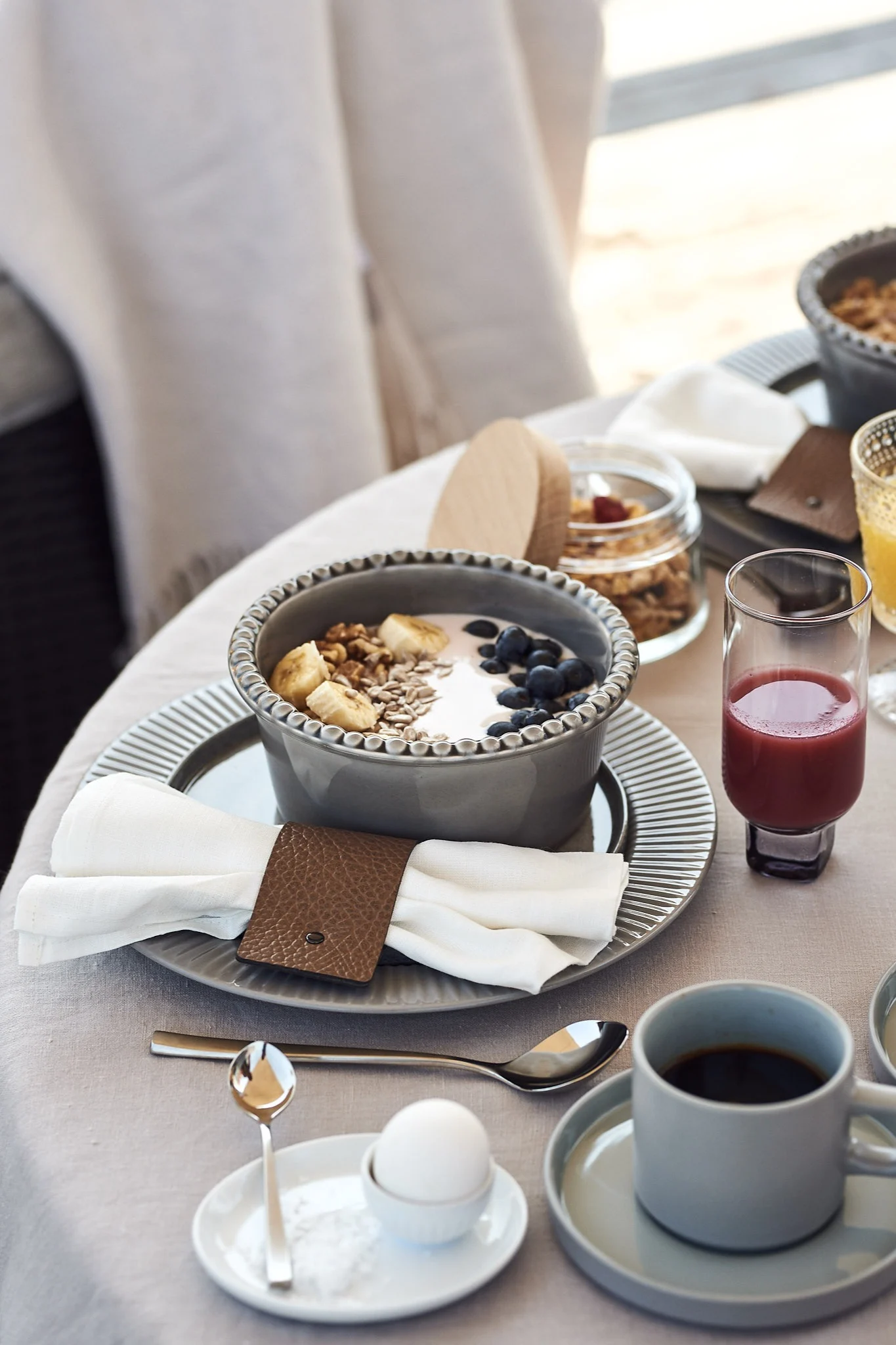 Sommar bucket list tips - duka upp en hotellfrukost hemma med smoothie bowl, ägg och kaffe.
