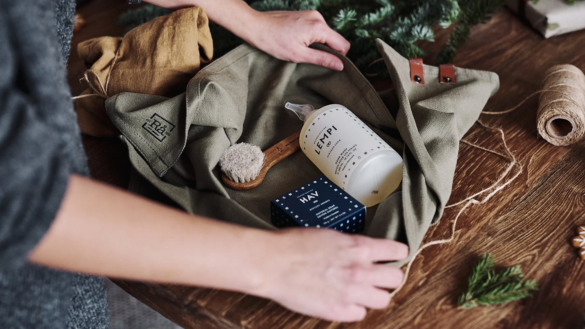 Ett hållbart sätt att slå in julklappar med är att använda sig av kökshanddukar.