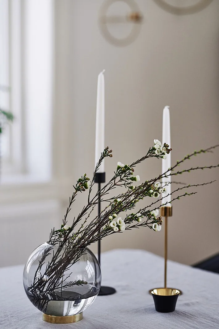 Globe vas från AYTM förskönar matplatsen med några enstaka blommor.