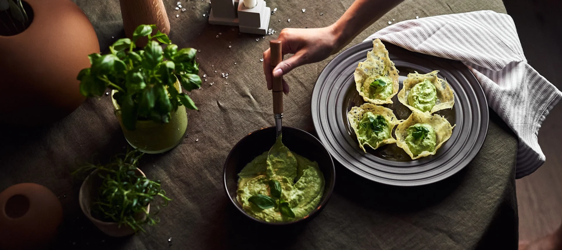 Hemmagjorda cheddarkorgar fyllda med krämig avokado- och limekräm blir tillagade till förrätt eller tilltugg till nyår.