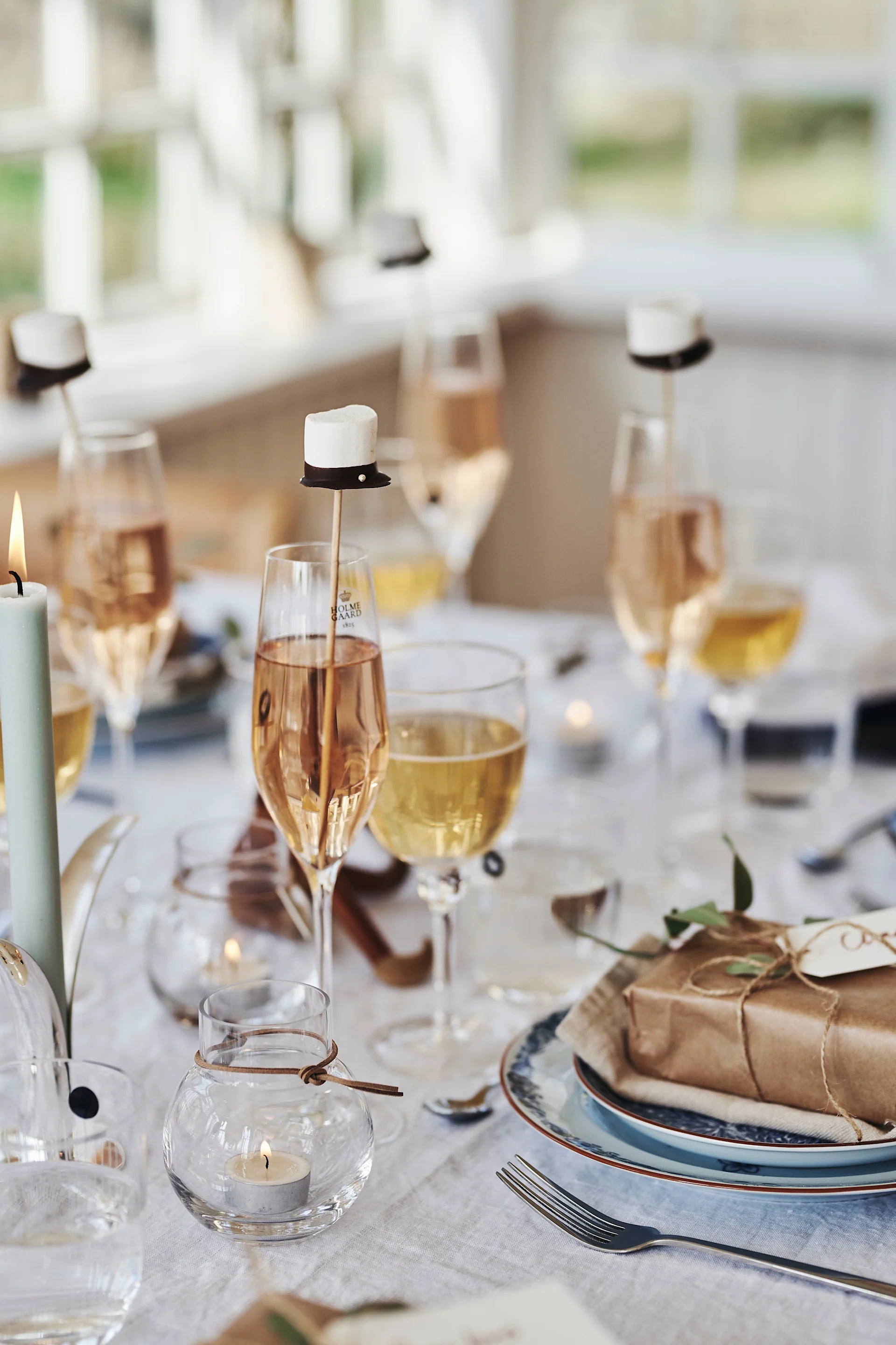 Studentfest dekoration att göra själv – studentmössa av marshmallow på grillpinne i champagneglaset blir en rolig detalj.