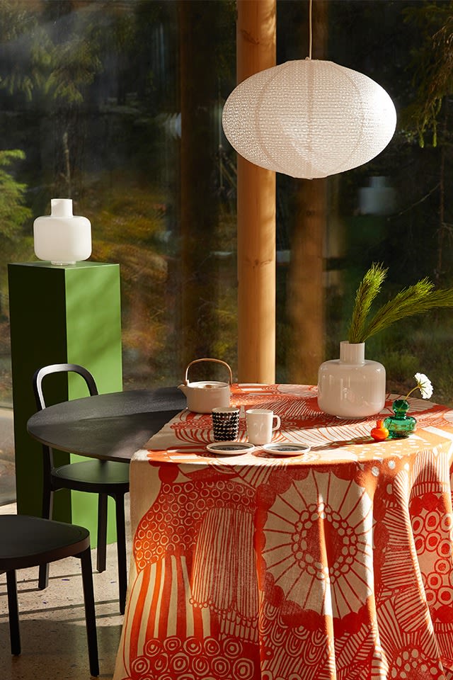 En matplats inredd med Marimekko porslin och duk i glada färger och mönster. 