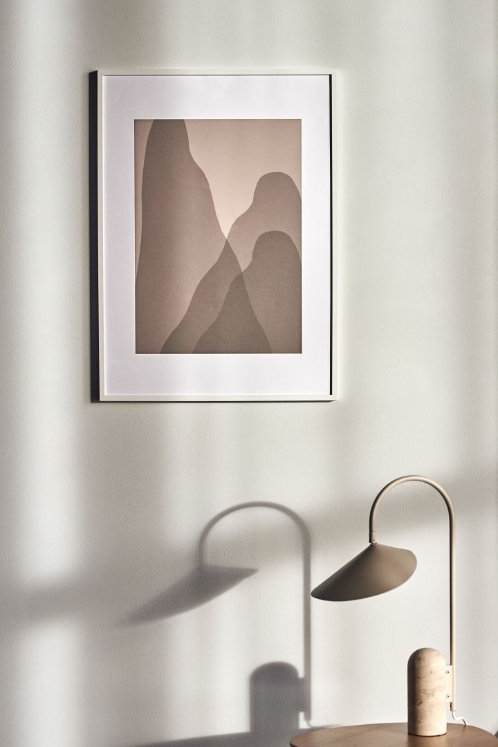17 snygga posters att inreda ditt hem med - här ser du naturinspirerade Arches poster från Scandi Living i toner av beige som liknar bergstoppar.