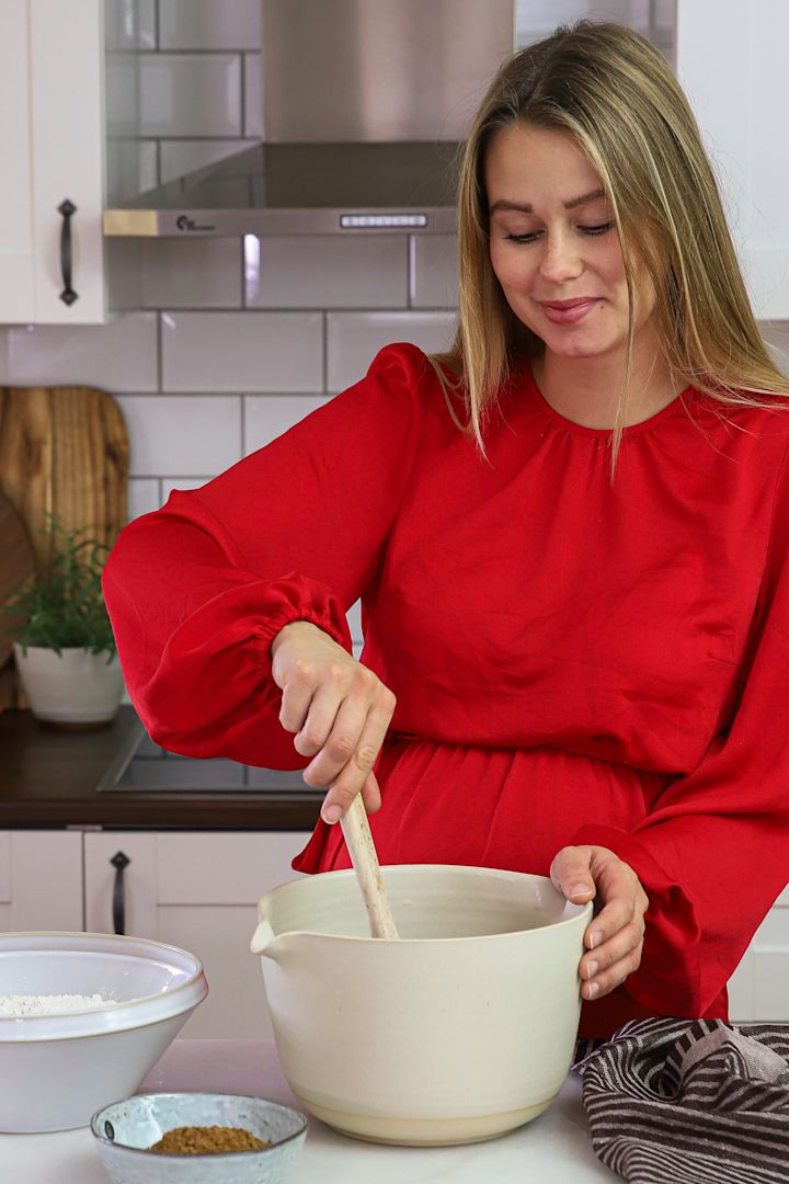 Baka med Frida bakar hemmagjort vörtbröd som är en klassiker på Fridas julbord. Foto: Frida Skattberg