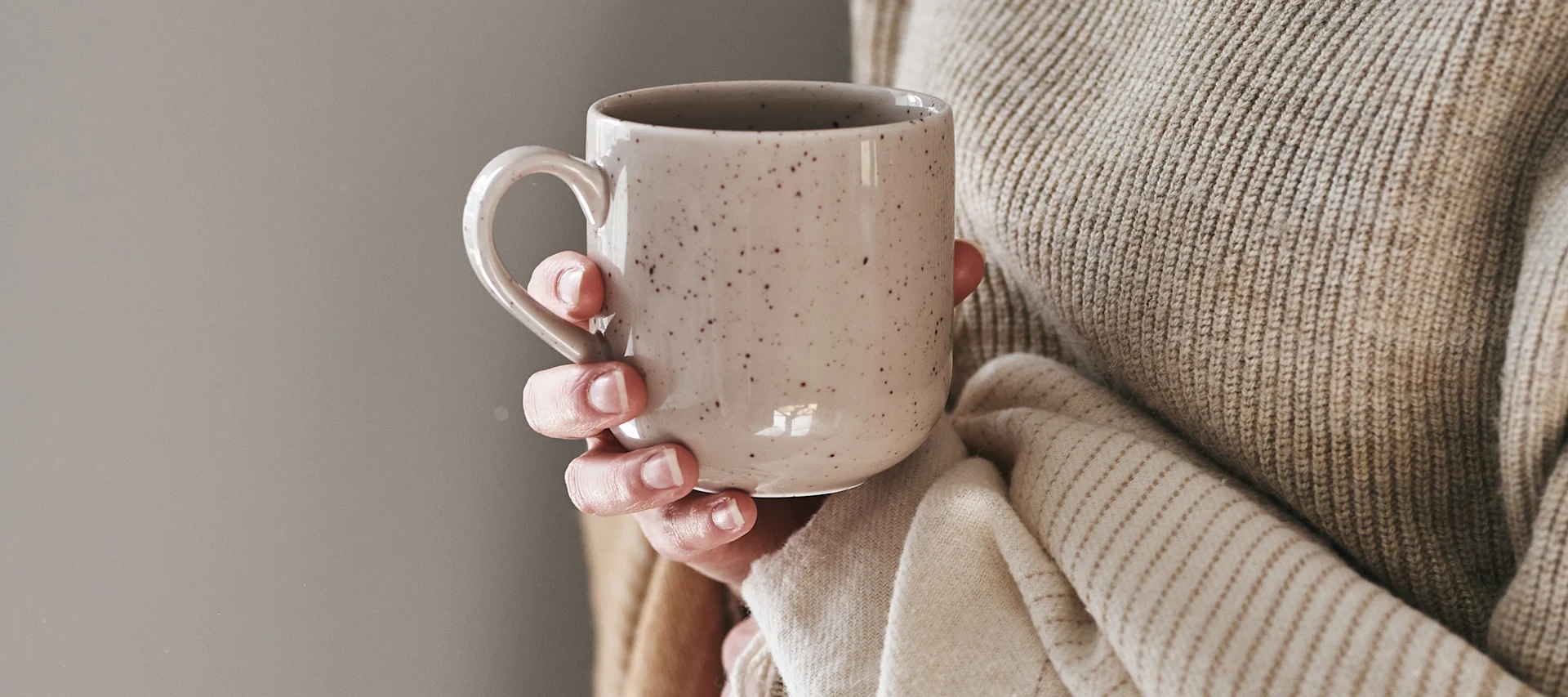 Beigea Freckle muggen i beige är en tekopp för teälskaren och är en riktig favorit till en varm kopp te.