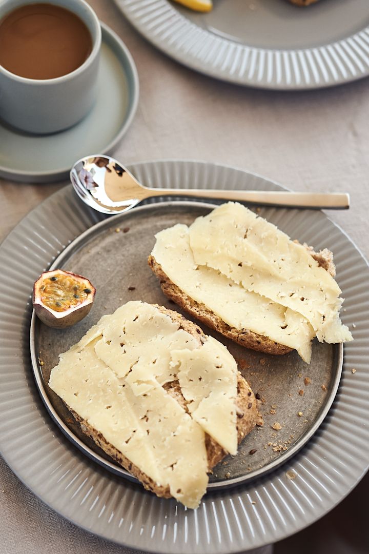 Att servera nybakat bröd till din helgfrukost är alltid uppskattat, oavsett om du bakar det själv eller köper från bageri. Här nybakat bröd med ost.