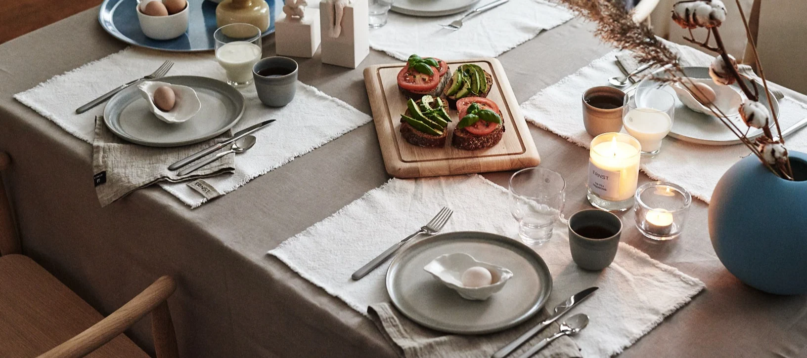 Duka upp till frukost med denna dukning inspirerad av trender 2019 där karmstolar från Skagerak och drömska textilier skapar en lugn matplats.